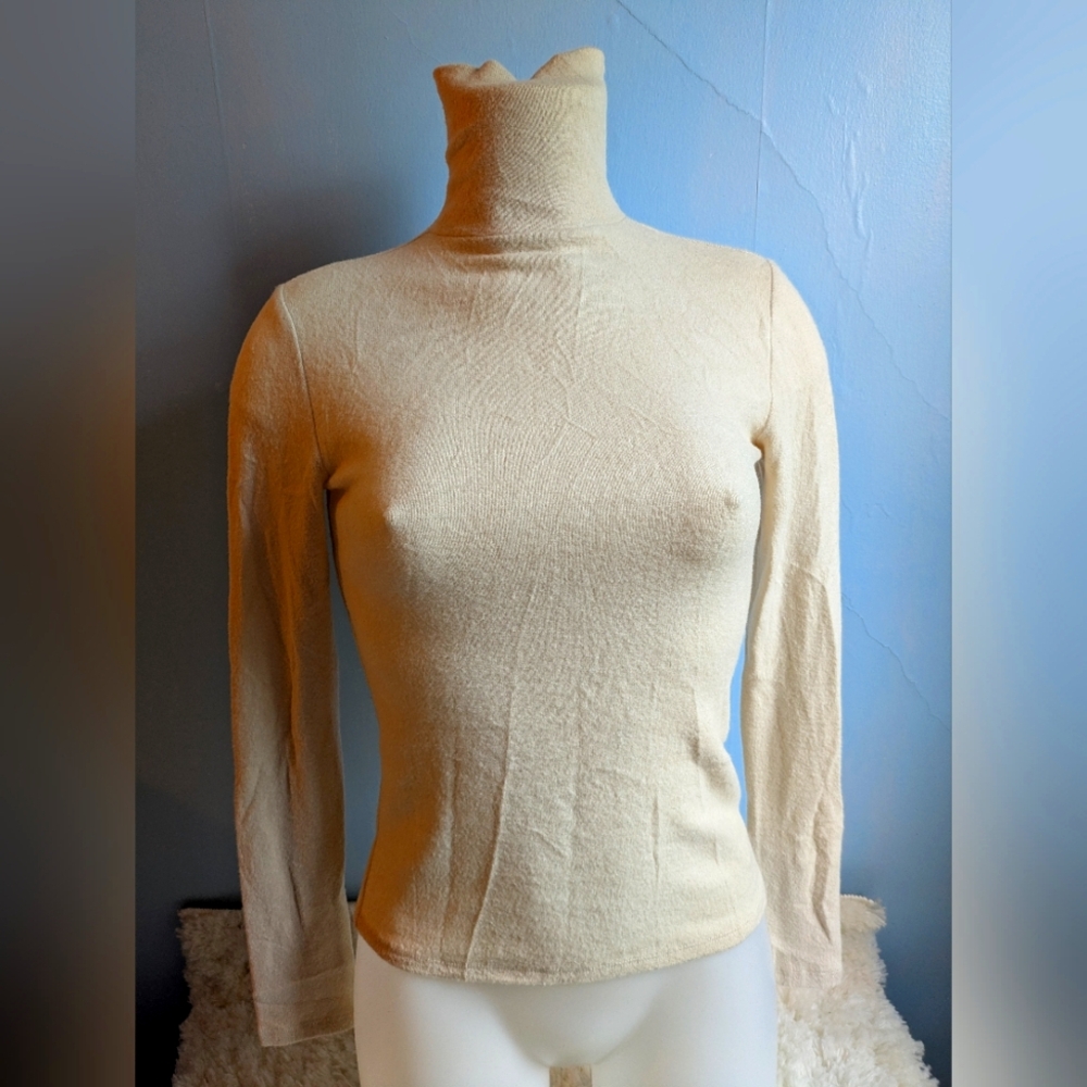 EUC Express Size XS Cream Turtle Neck Sweater
